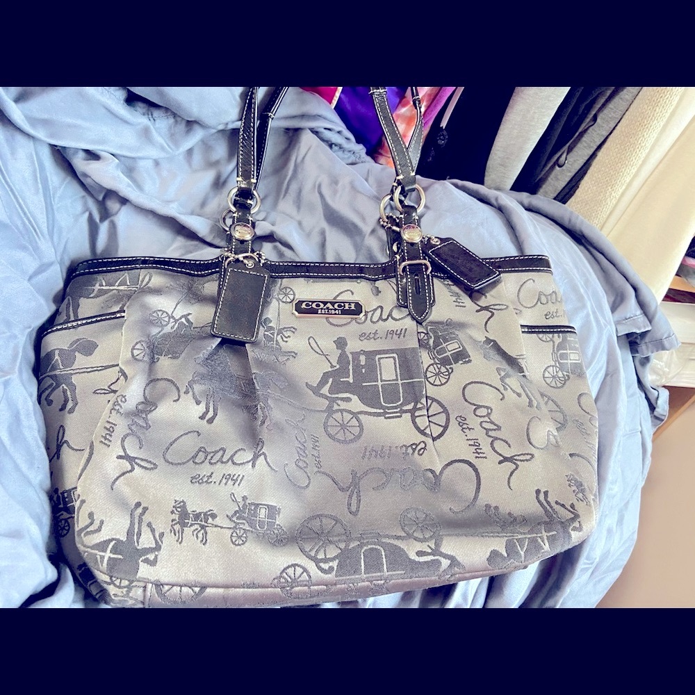 J1068-f16563 Gray and Black Patent Leather